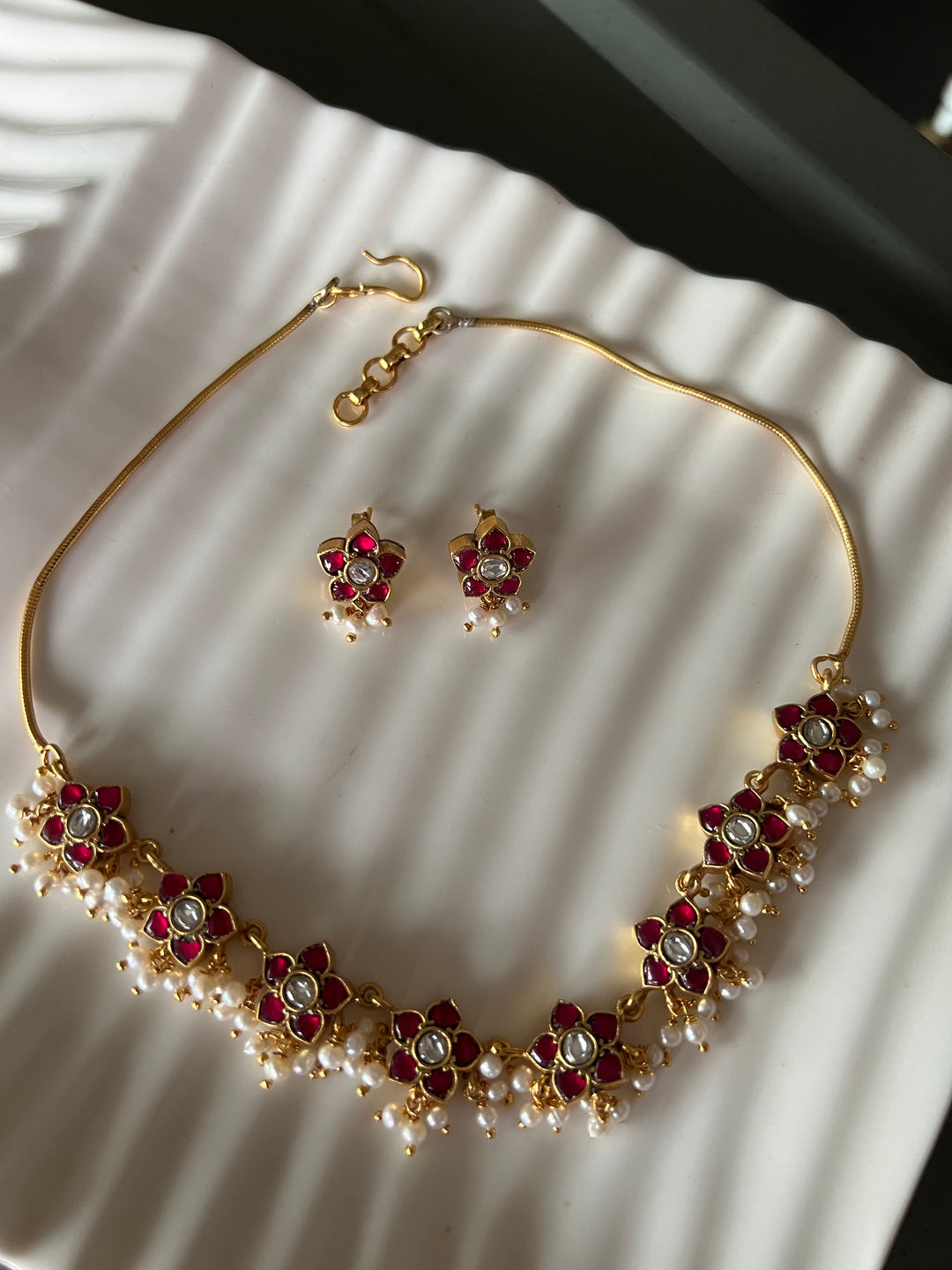 Light Silver Flower Kundan Necklace with Cute Earrings