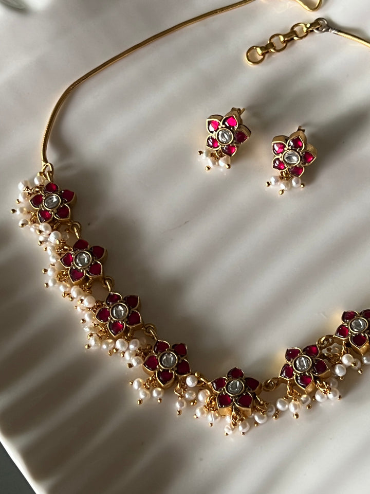 Light Silver Flower Kundan Necklace with Cute Earrings