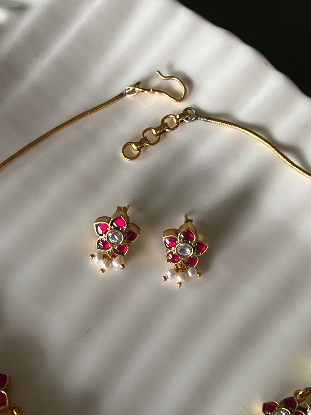 Light Silver Flower Kundan Necklace with Cute Earrings