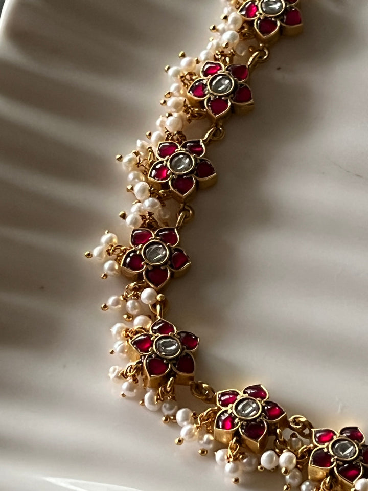 Light Silver Flower Kundan Necklace with Cute Earrings
