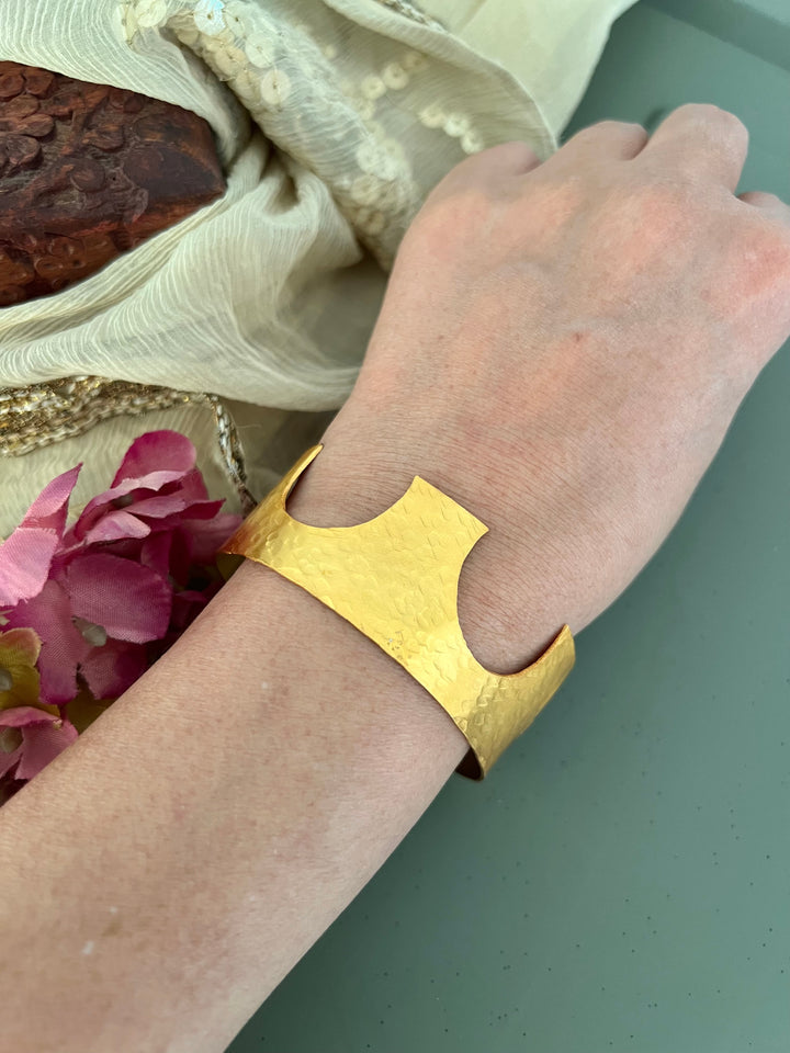 Exquisite Crown Cuff - Unparalleled Quality and Style