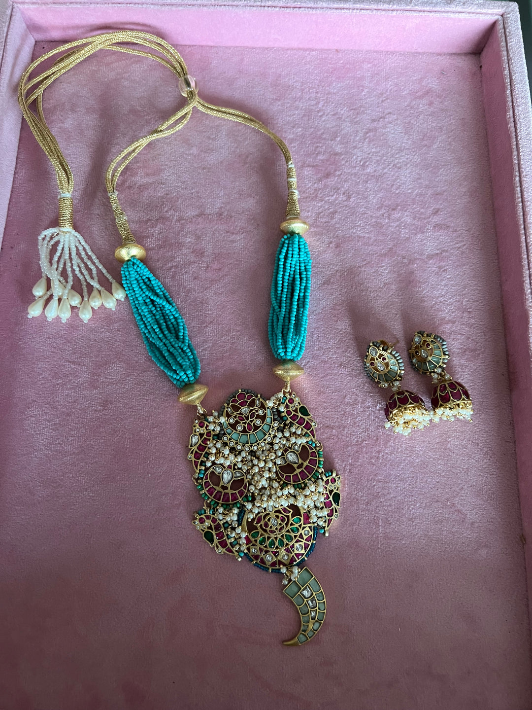 Exquisite Pendant Necklace Set - A Masterpiece of Elegance