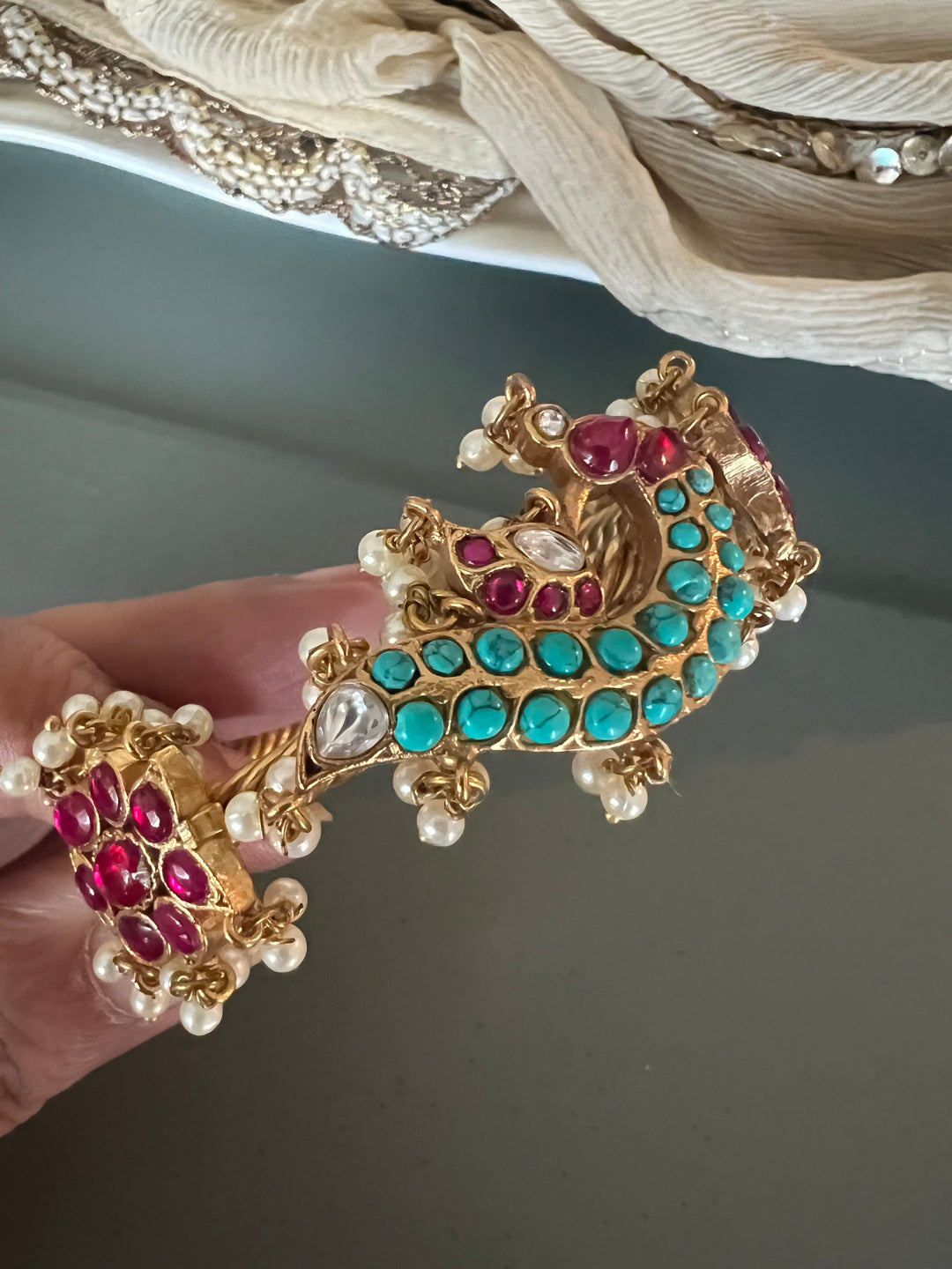 Beautiful Jadau Bangle with Exclusive Kundan Embellishment