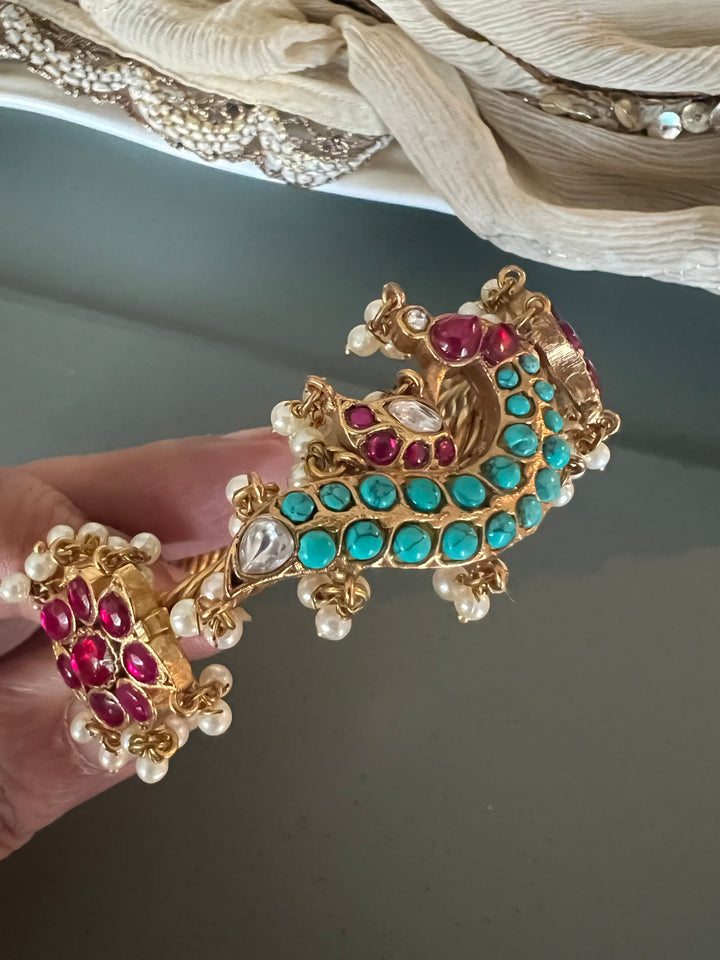 Beautiful Jadau Bangle with Exclusive Kundan Embellishment
