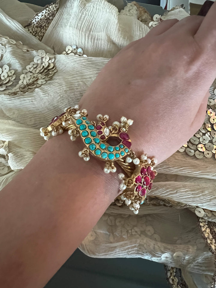 Beautiful Jadau Bangle with Exclusive Kundan Embellishment