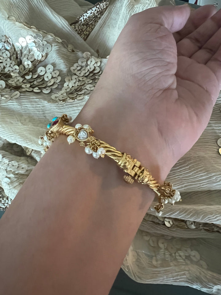 Beautiful Jadau Bangle with Exclusive Kundan Embellishment