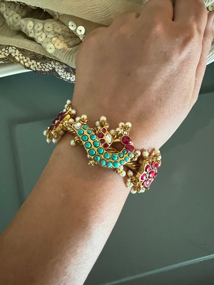 Beautiful Jadau Bangle with Exclusive Kundan Embellishment