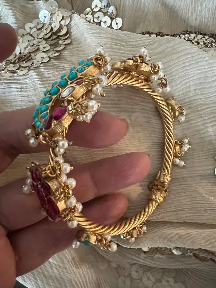 Beautiful Jadau Bangle with Exclusive Kundan Embellishment