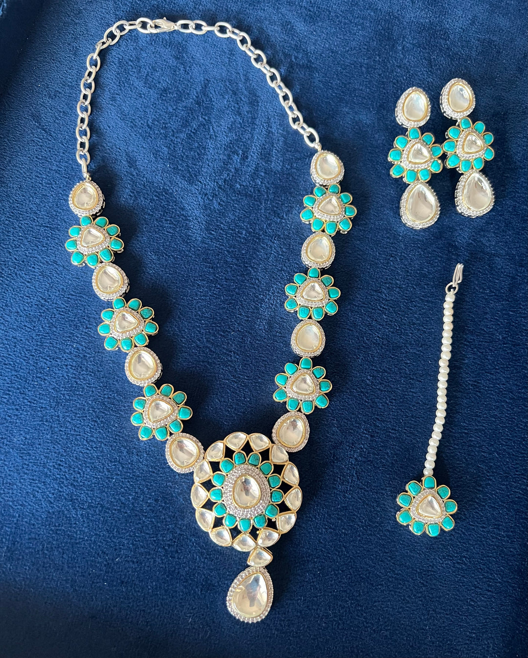 Exquisite Kundan Necklace Set - Radiate Elegance at Weddings and Festive Celebrations