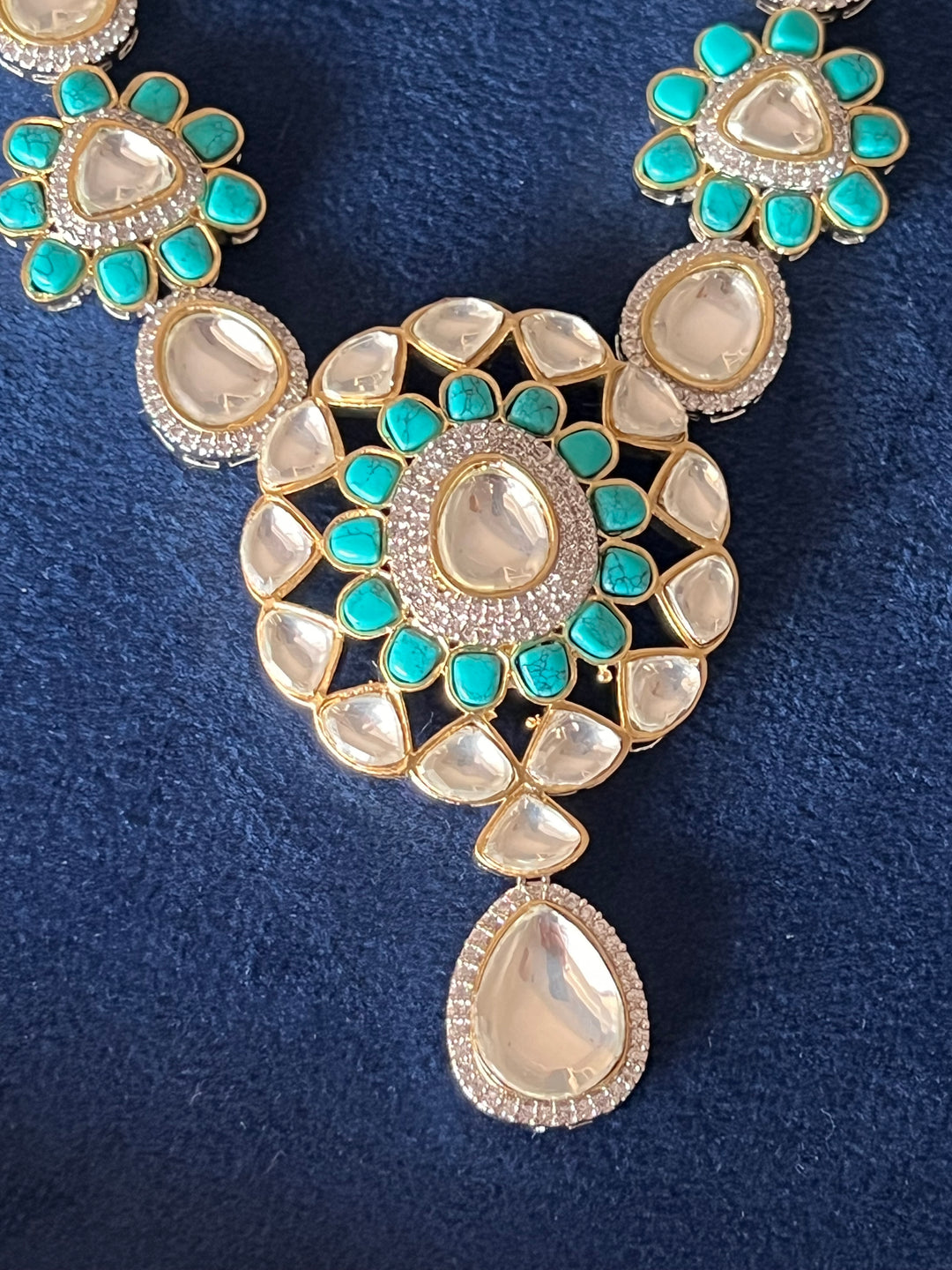 Exquisite Kundan Necklace Set - Radiate Elegance at Weddings and Festive Celebrations
