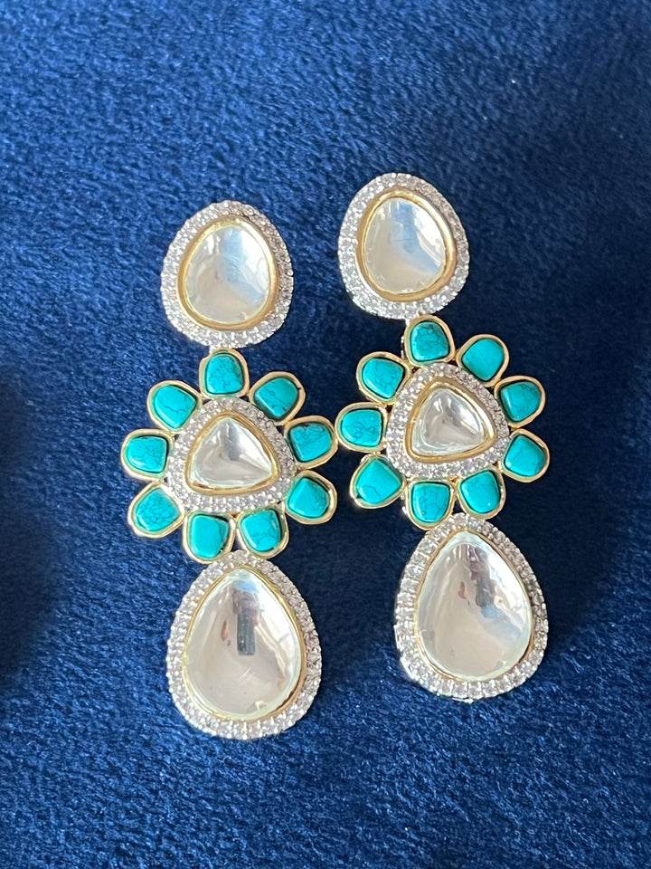 Exquisite Kundan Necklace Set - Radiate Elegance at Weddings and Festive Celebrations