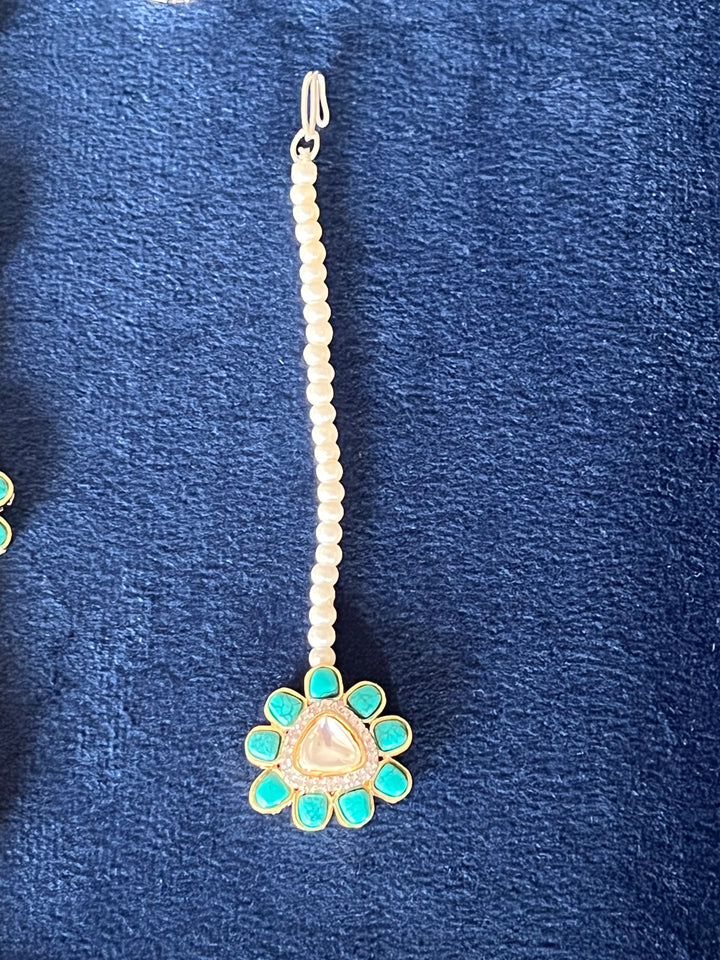 Exquisite Kundan Necklace Set - Radiate Elegance at Weddings and Festive Celebrations