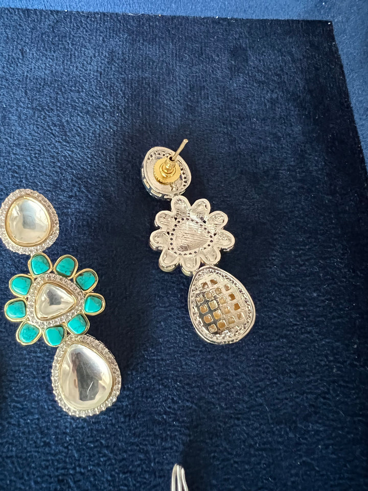 Exquisite Kundan Necklace Set - Radiate Elegance at Weddings and Festive Celebrations