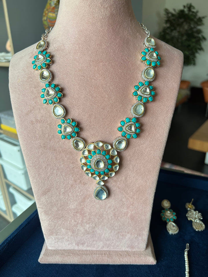 Exquisite Kundan Necklace Set - Radiate Elegance at Weddings and Festive Celebrations