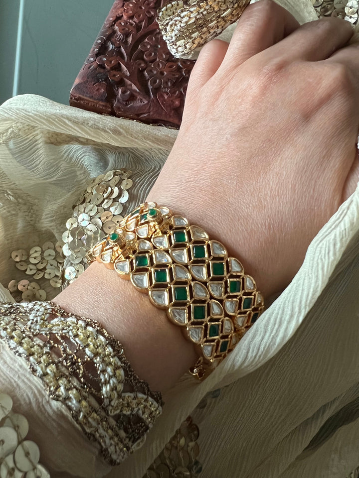 Exquisite Classic Kundan Kada - Unparalleled Quality and Style