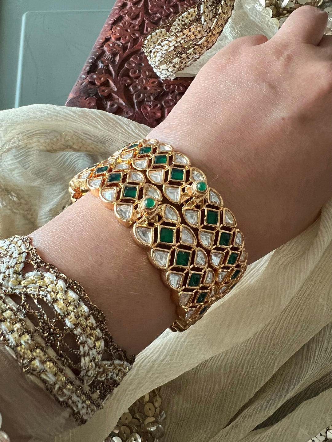 Exquisite Classic Kundan Kada - Unparalleled Quality and Style