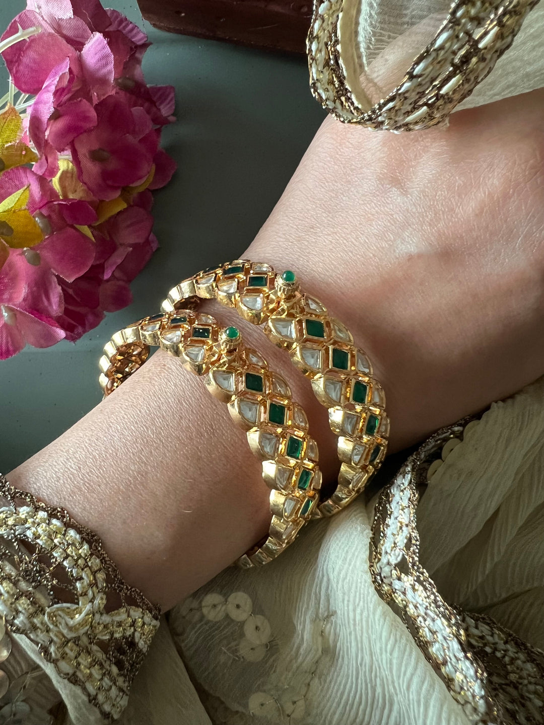 Exquisite Classic Kundan Kada - Unparalleled Quality and Style