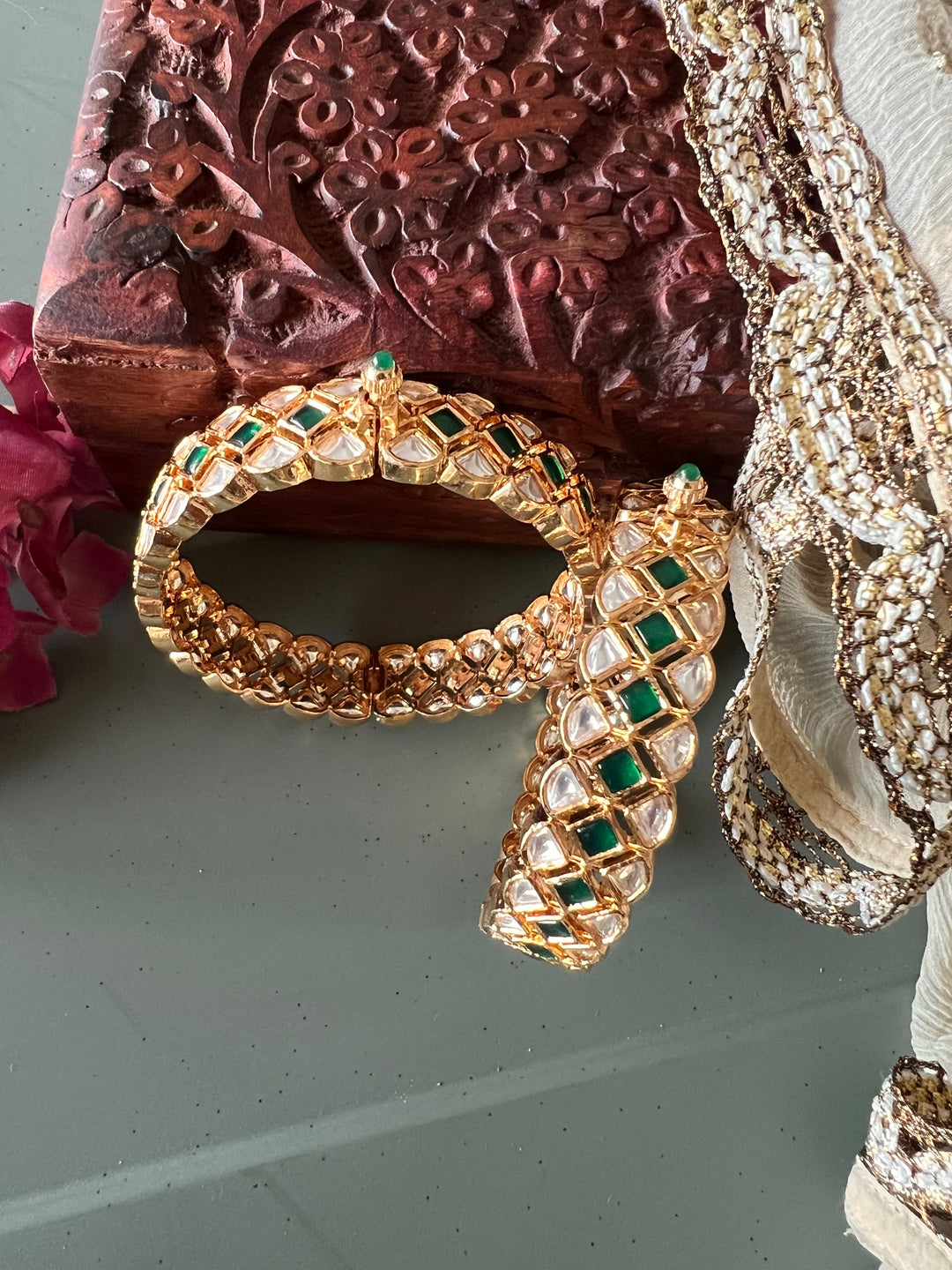 Exquisite Classic Kundan Kada - Unparalleled Quality and Style