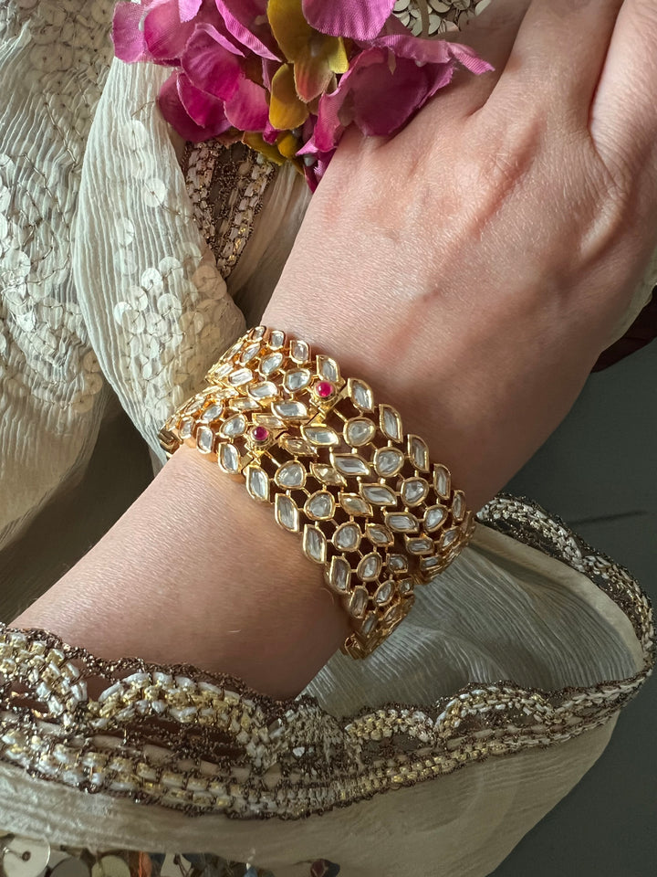 Exquisite Classic Kundan Kada - Unparalleled Quality and Style