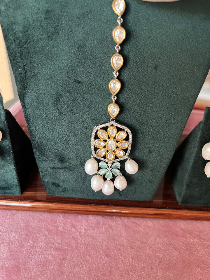 Scintillating Kundan Choker with Earrings and Mangtikka