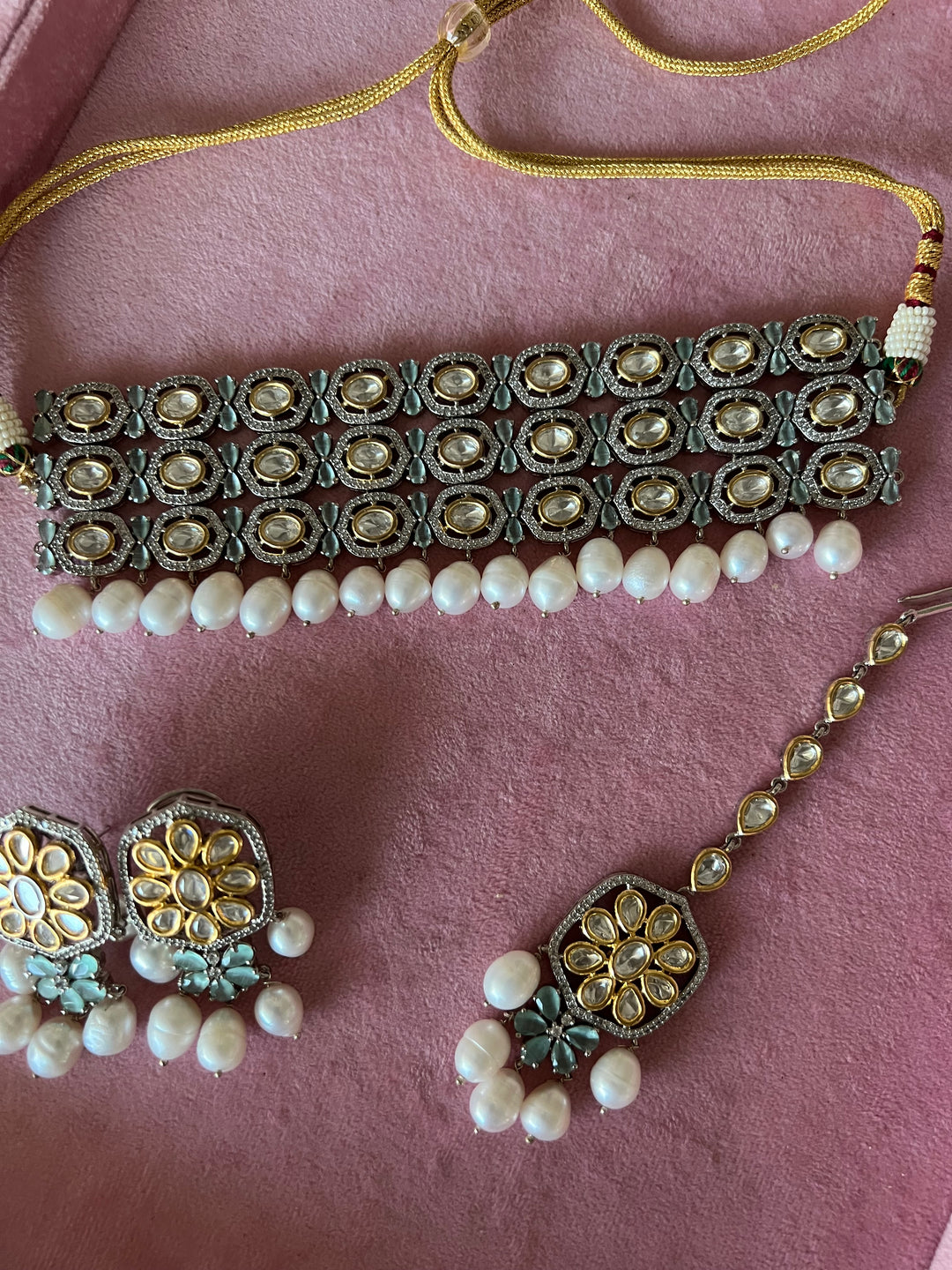 Scintillating Kundan Choker with Earrings and Mangtikka