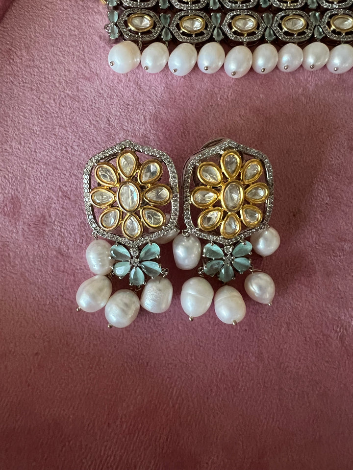 Scintillating Kundan Choker with Earrings and Mangtikka