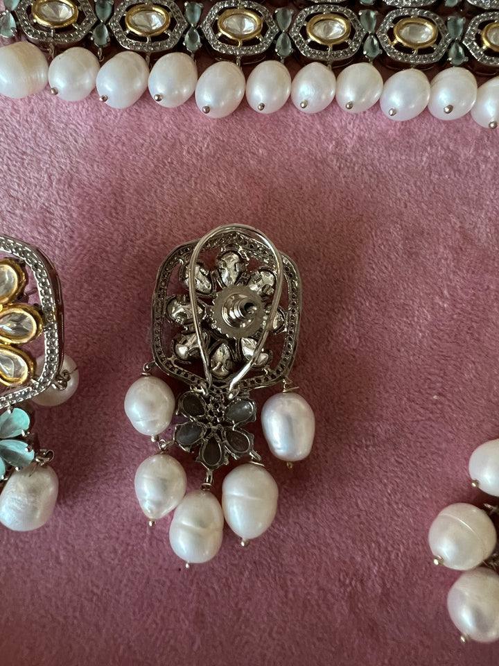 Scintillating Kundan Choker with Earrings and Mangtikka