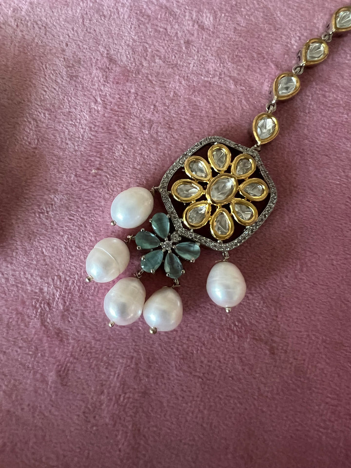 Scintillating Kundan Choker with Earrings and Mangtikka
