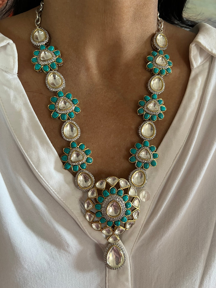 Exquisite Kundan Necklace Set - Radiate Elegance at Weddings and Festive Celebrations