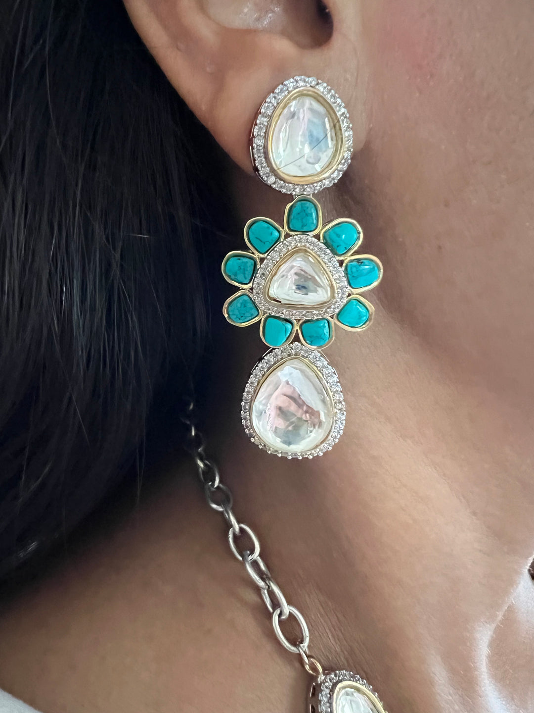 Exquisite Kundan Necklace Set - Radiate Elegance at Weddings and Festive Celebrations