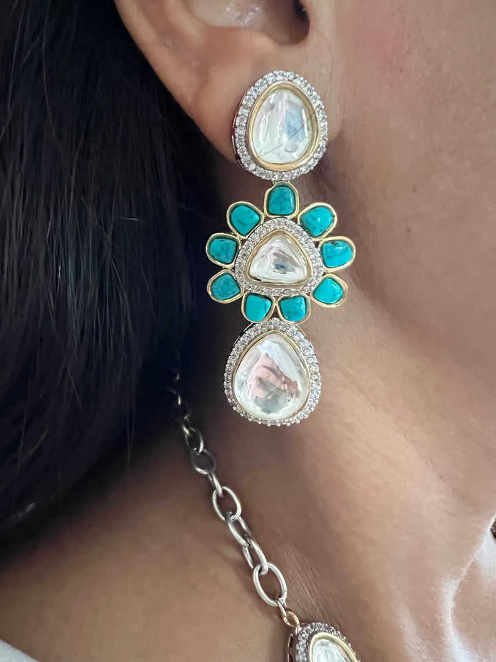 Exquisite Kundan Necklace Set - Radiate Elegance at Weddings and Festive Celebrations