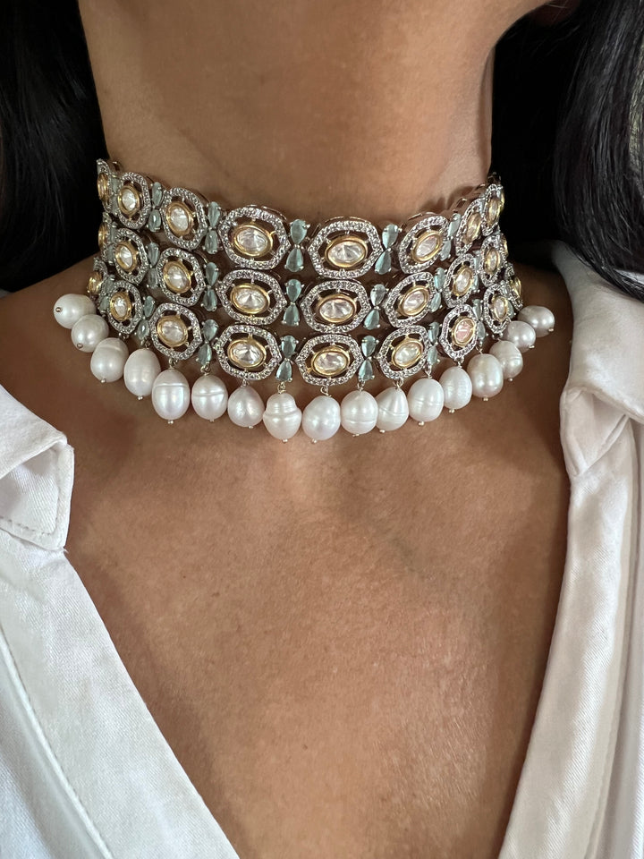 Scintillating Kundan Choker with Earrings and Mangtikka