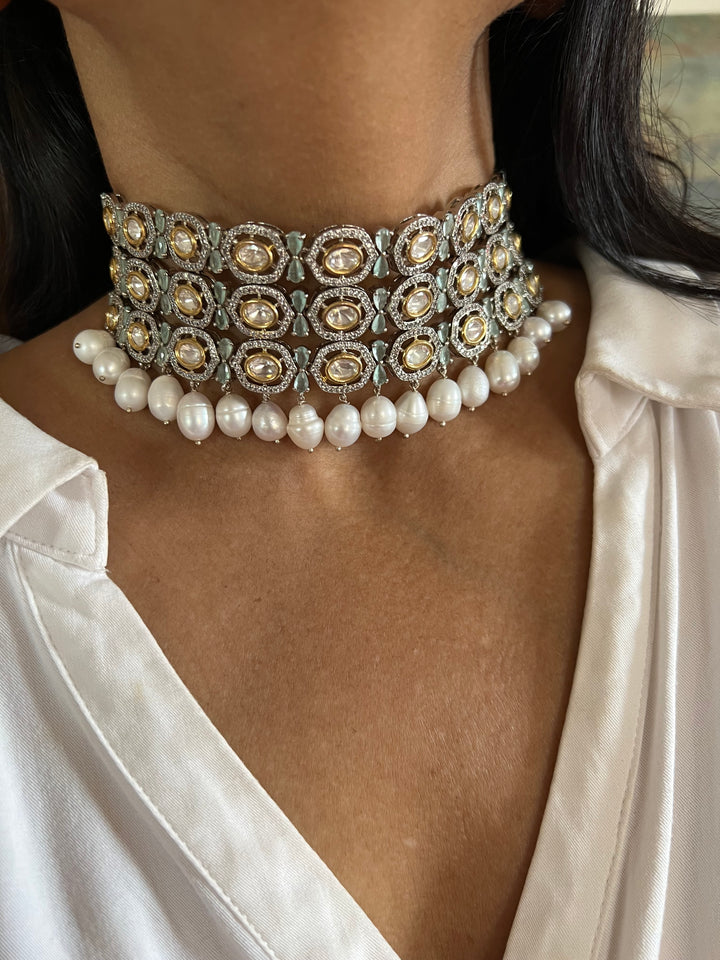 Scintillating Kundan Choker with Earrings and Mangtikka