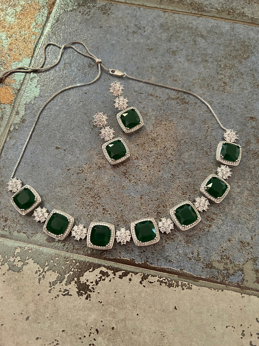 Scintillating Faux Diamond Choker Necklace with Earrings