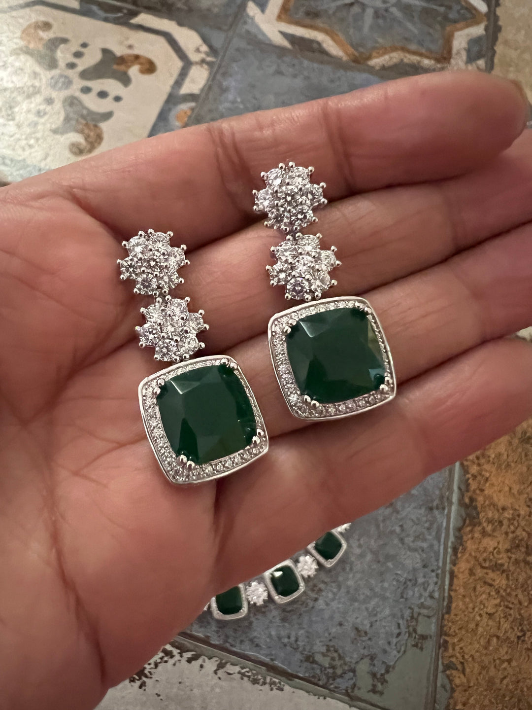 Scintillating Faux Diamond Choker Necklace with Earrings