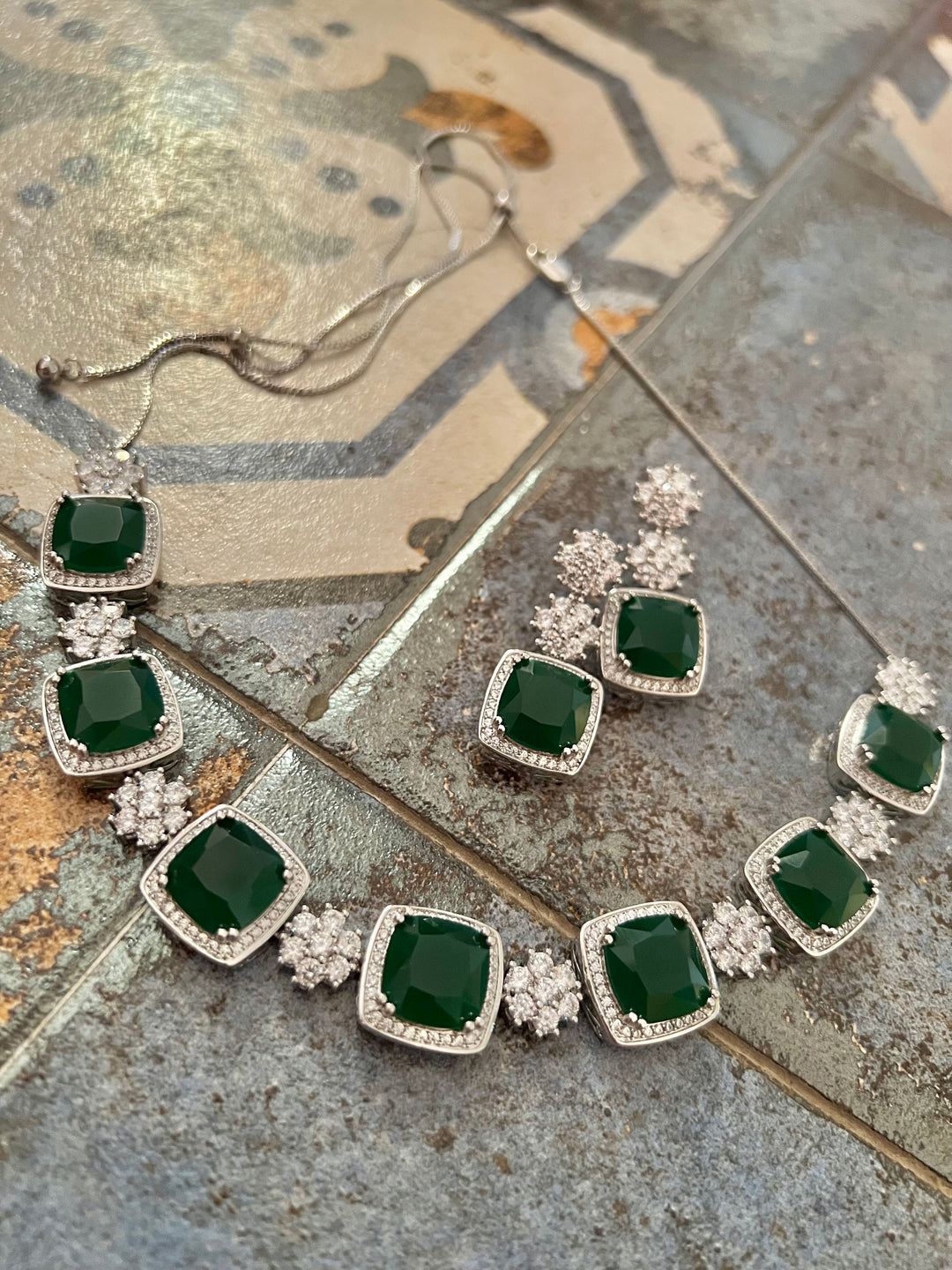 Scintillating Faux Diamond Choker Necklace with Earrings