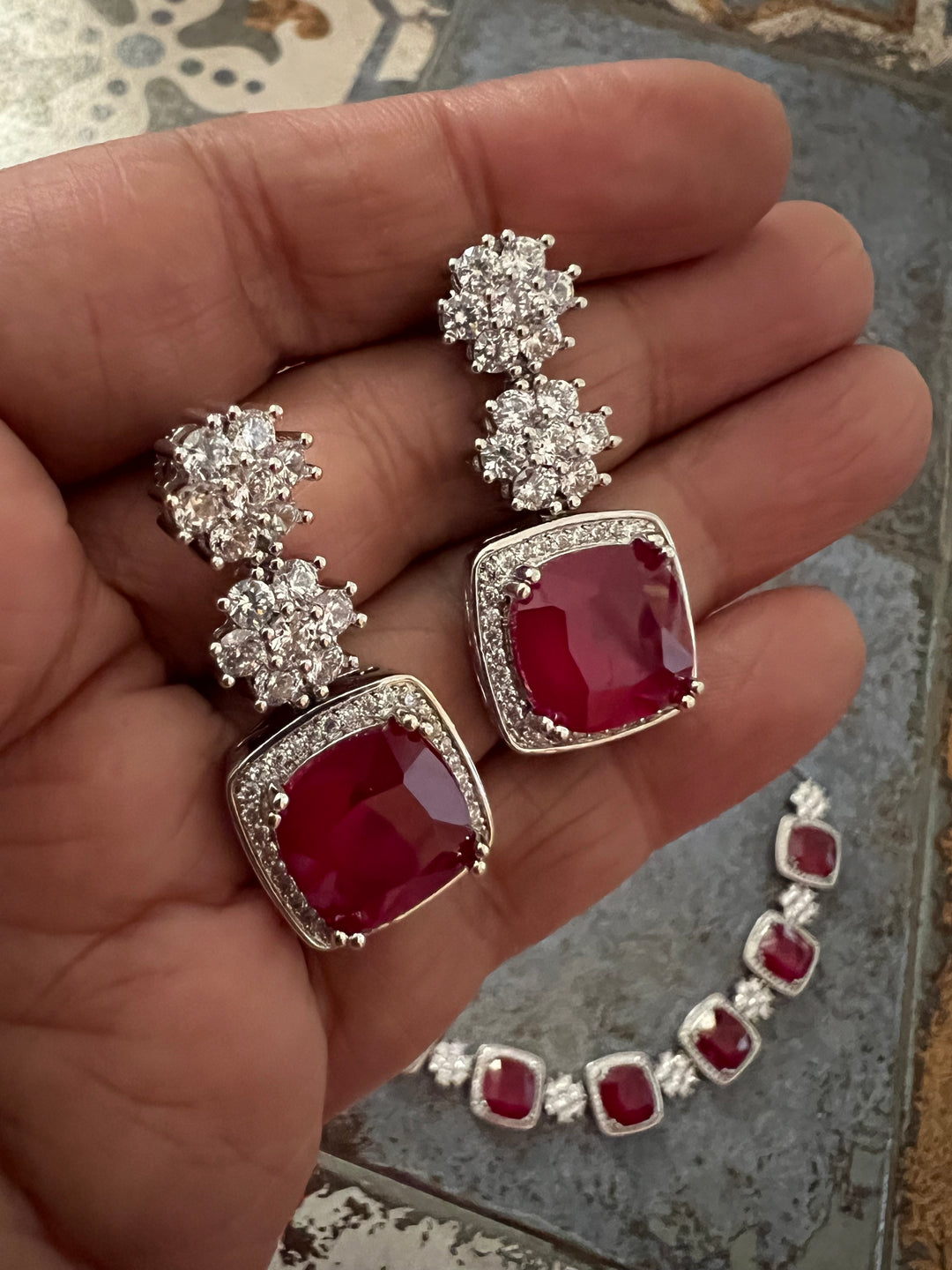 Scintillating Faux Diamond Choker Necklace with Earrings