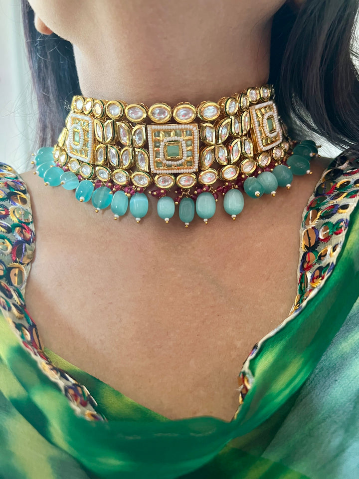 Scintillating Bridal Kundan Choker with Earrings and Maangtikka