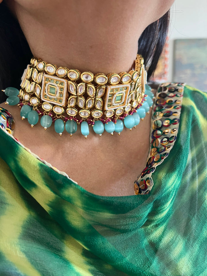 Scintillating Bridal Kundan Choker with Earrings and Maangtikka