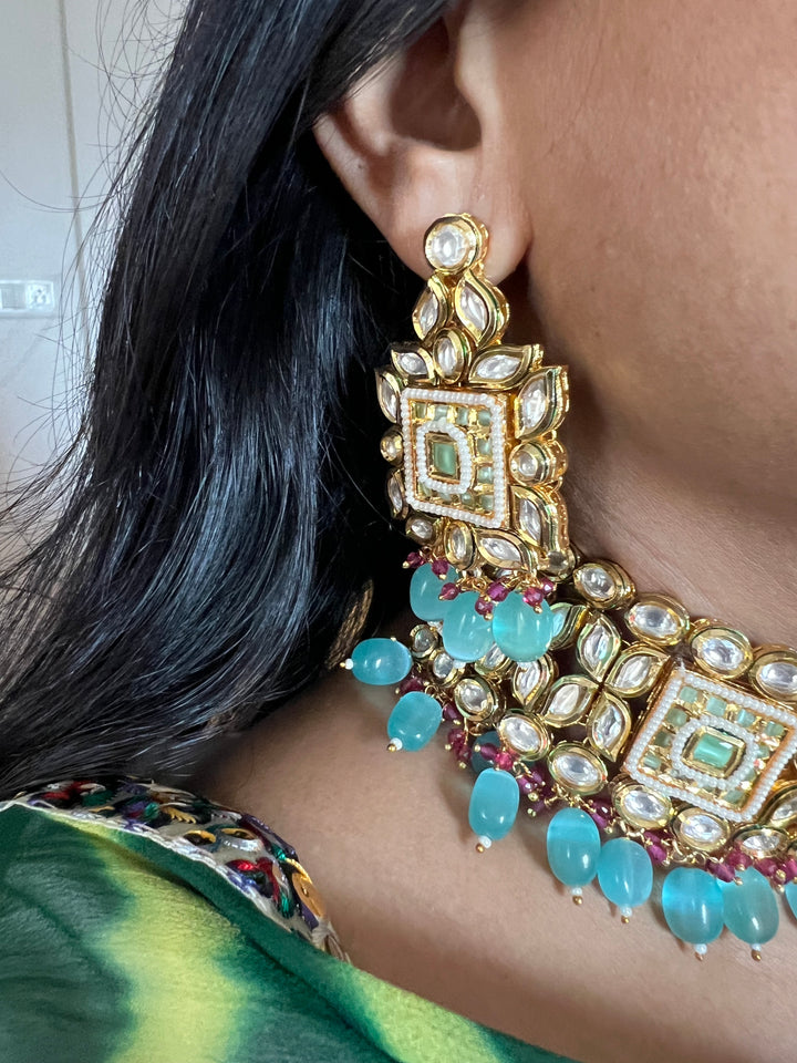 Scintillating Bridal Kundan Choker with Earrings and Maangtikka