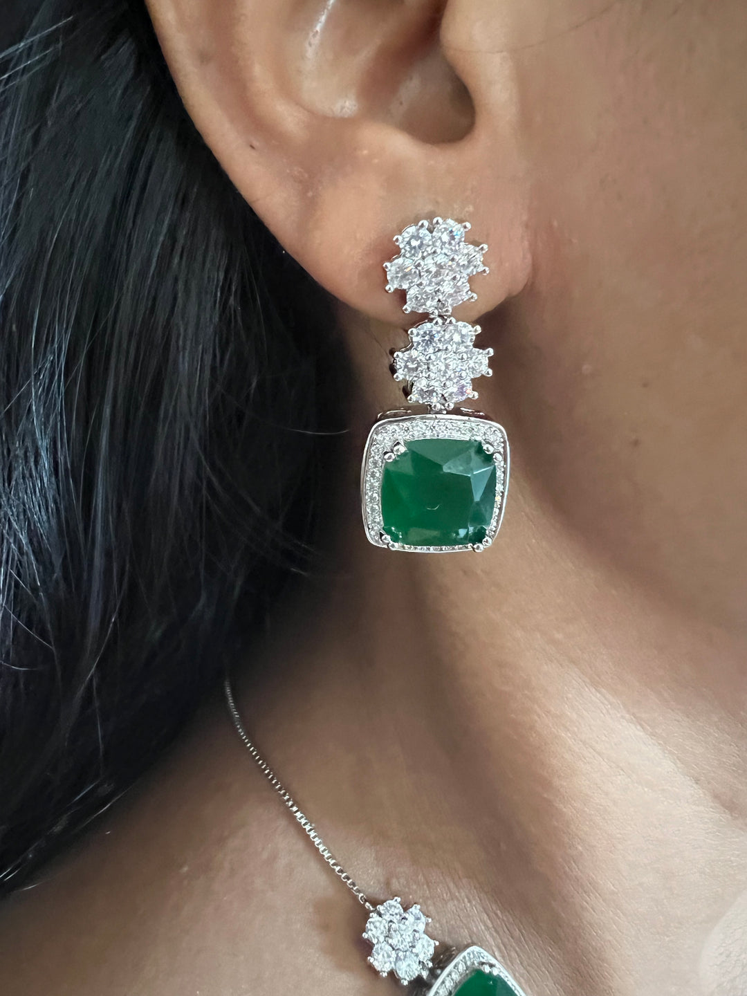 Scintillating Faux Diamond Choker Necklace with Earrings