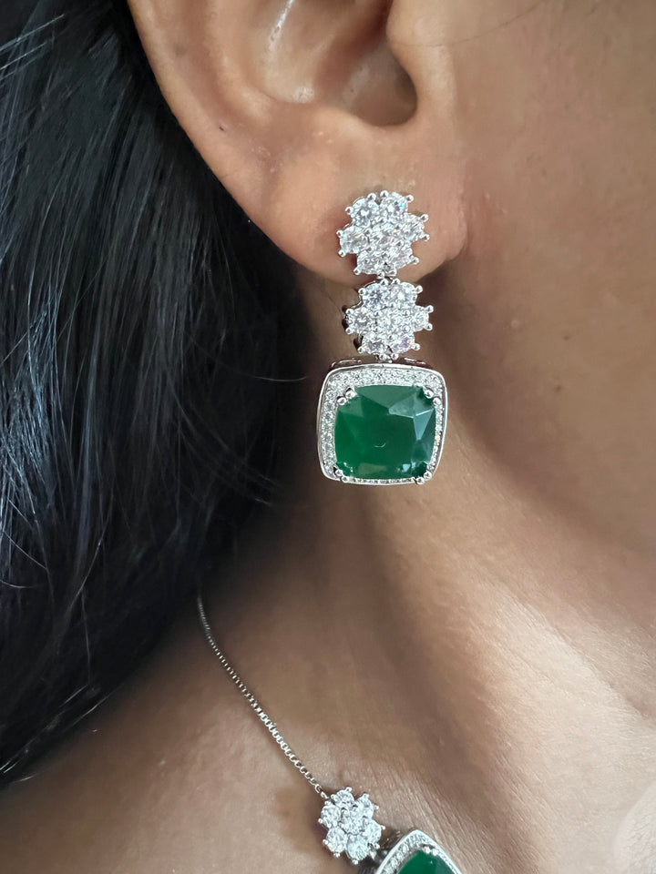 Scintillating Faux Diamond Choker Necklace with Earrings