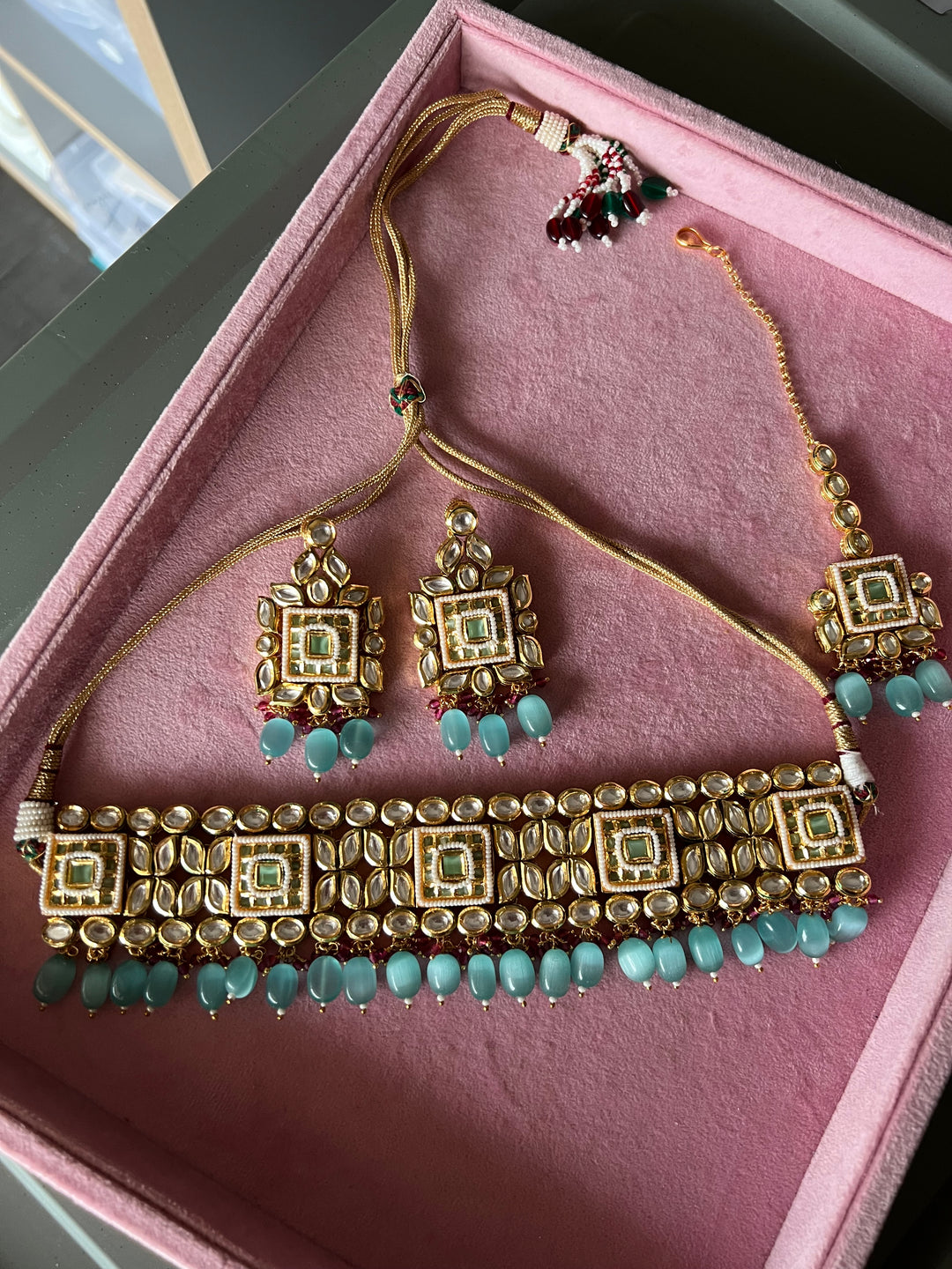 Scintillating Bridal Kundan Choker with Earrings and Maangtikka