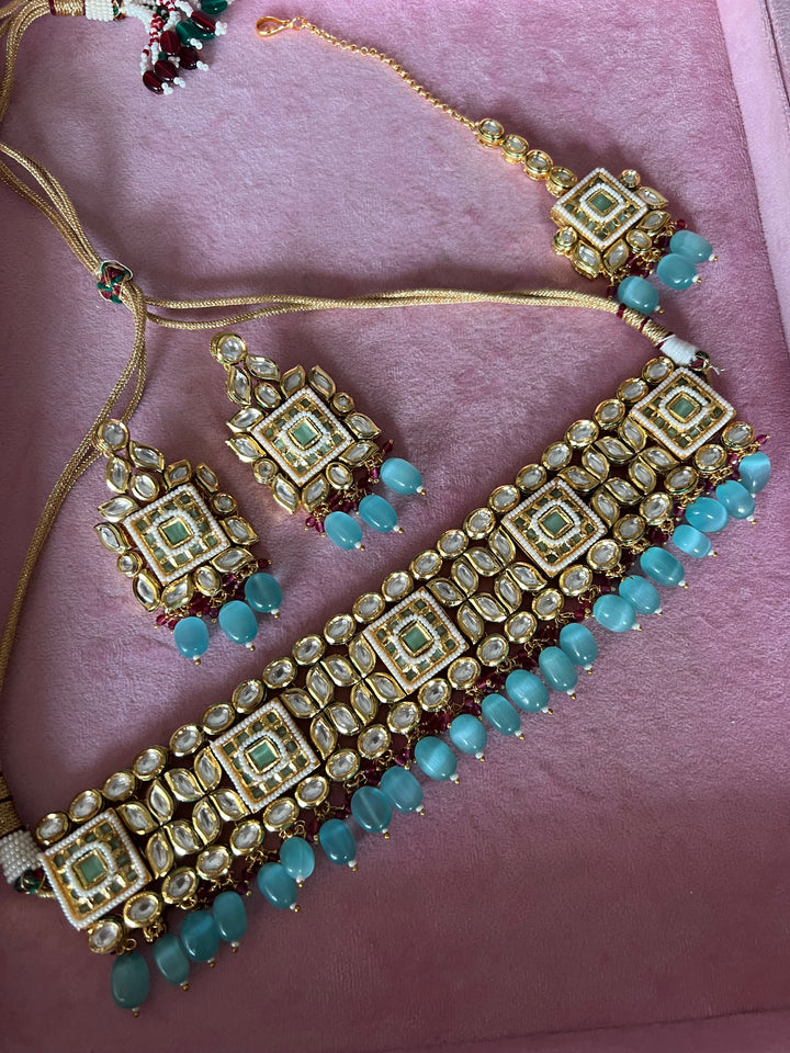 Scintillating Bridal Kundan Choker with Earrings and Maangtikka