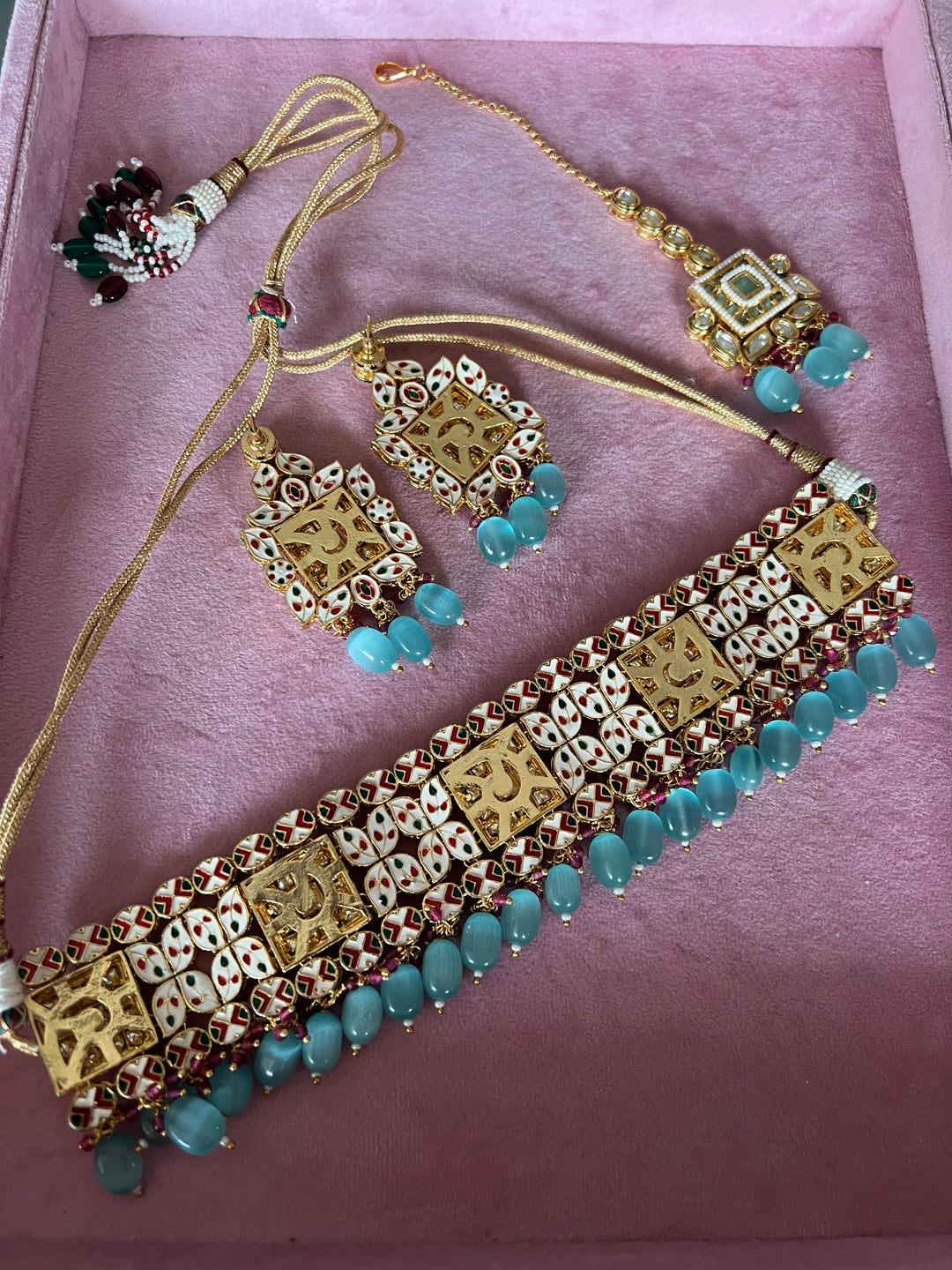 Scintillating Bridal Kundan Choker with Earrings and Maangtikka