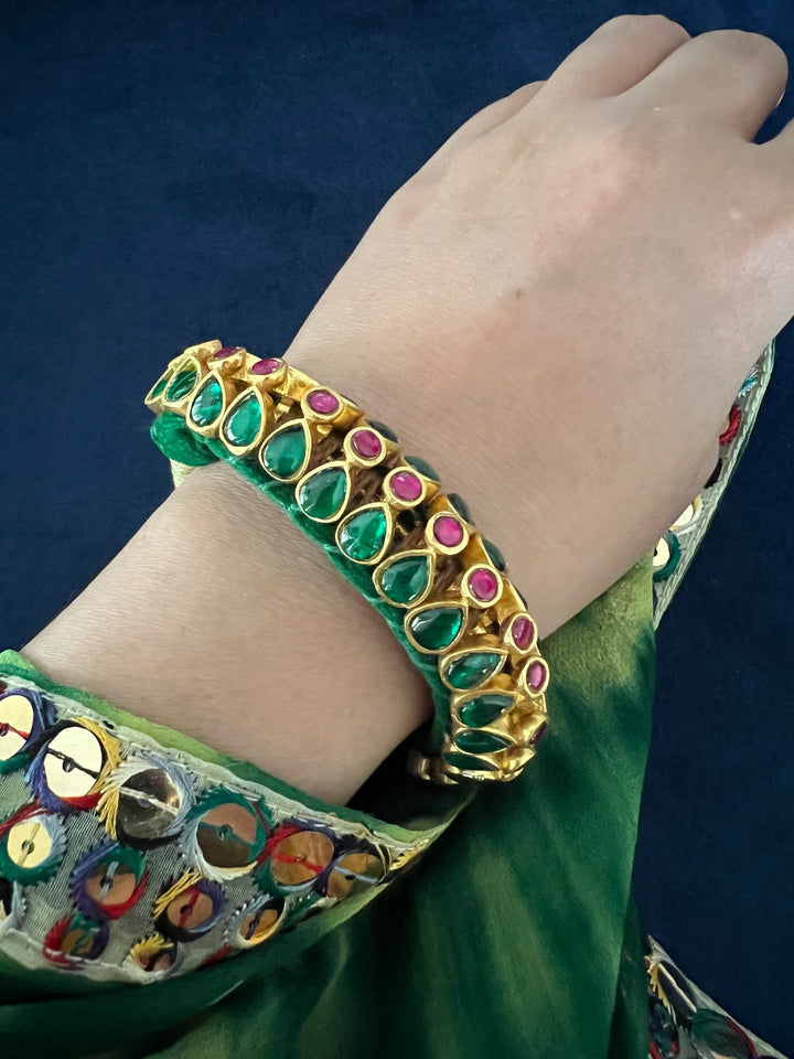 Handcrafted Opulence: Indian Traditional Bracelet with Luxurious Velvet Lining