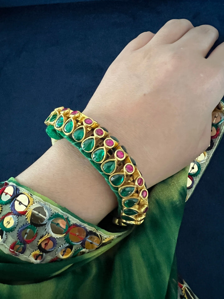 Handcrafted Opulence: Indian Traditional Bracelet with Luxurious Velvet Lining