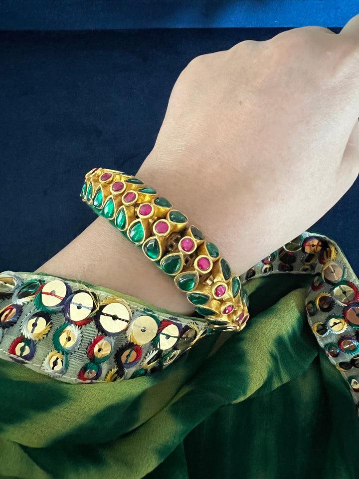 Handcrafted Opulence: Indian Traditional Bracelet with Luxurious Velvet Lining