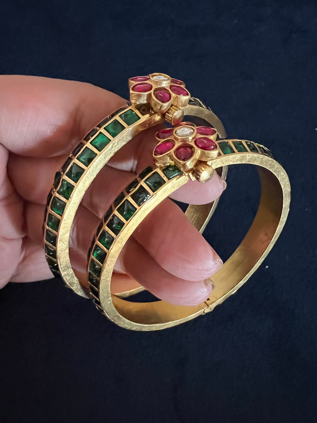 Exquisite Jadau Kundan Bangle Set - Unparalleled Quality and Craftsmanship