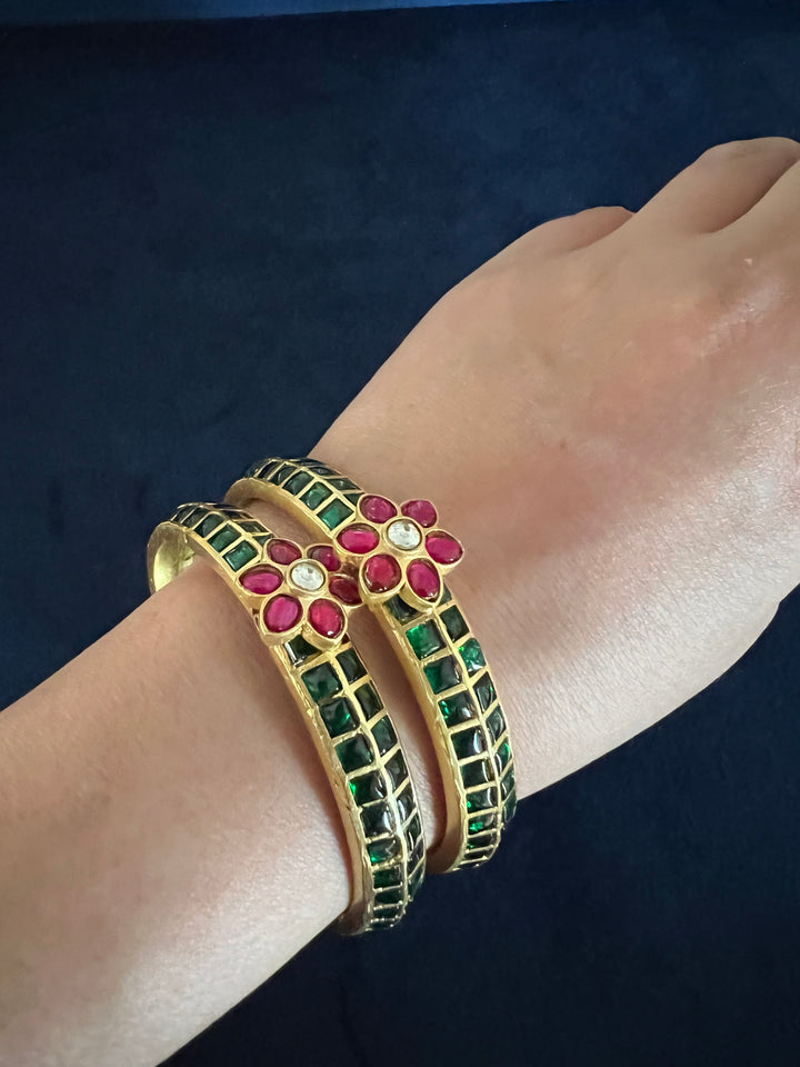 Exquisite Jadau Kundan Bangle Set - Unparalleled Quality and Craftsmanship